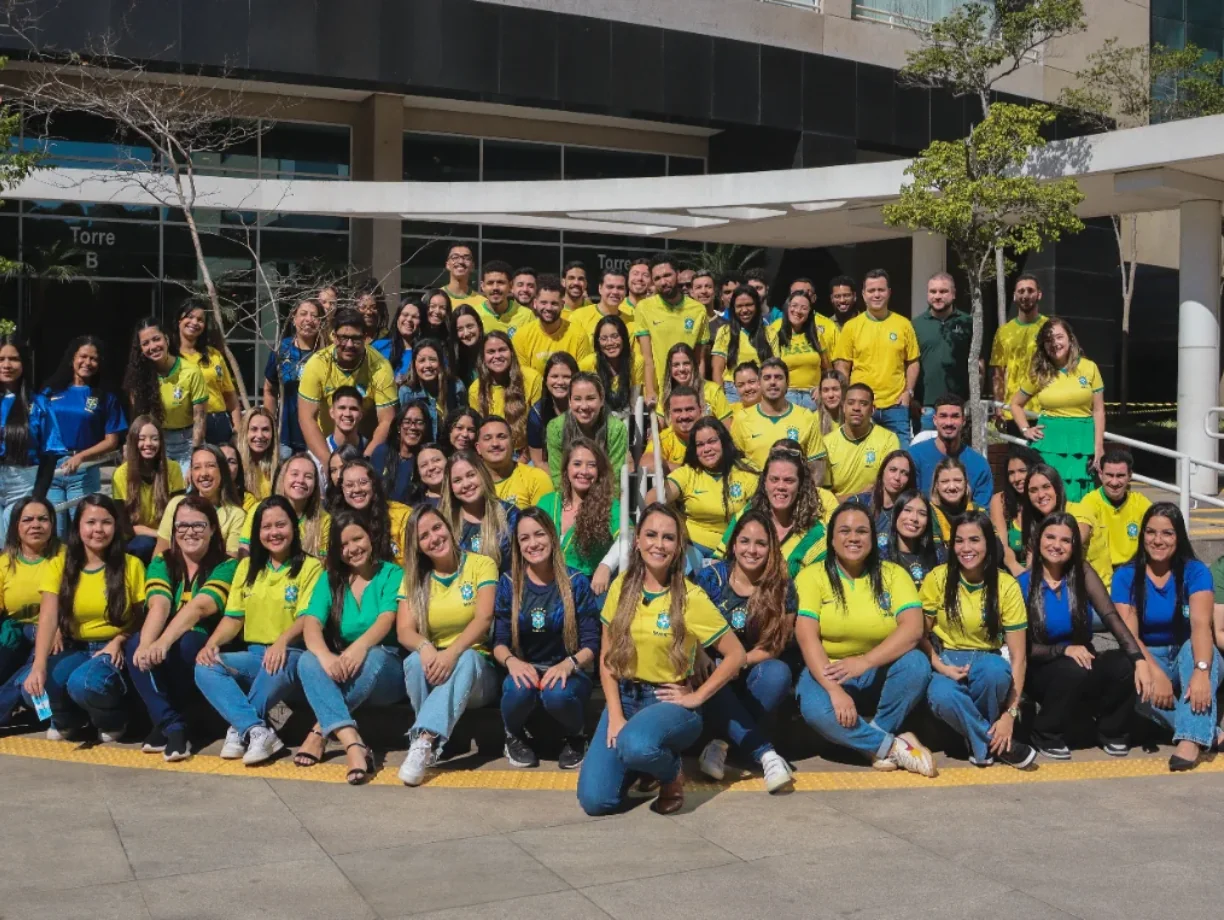 Equipe do Grupo D.Andrade em frente à sede (equipe-dandrade-01.webp)
