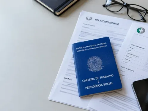 carteira de trabalho e documentos na mesa